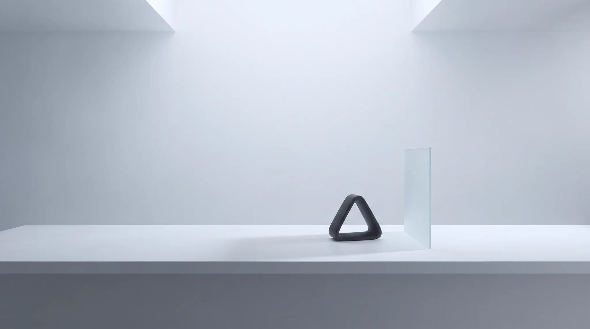 Banco de trabajo del estudio ALRIX — objeto cerámico triangular de grafito sobre porcelana